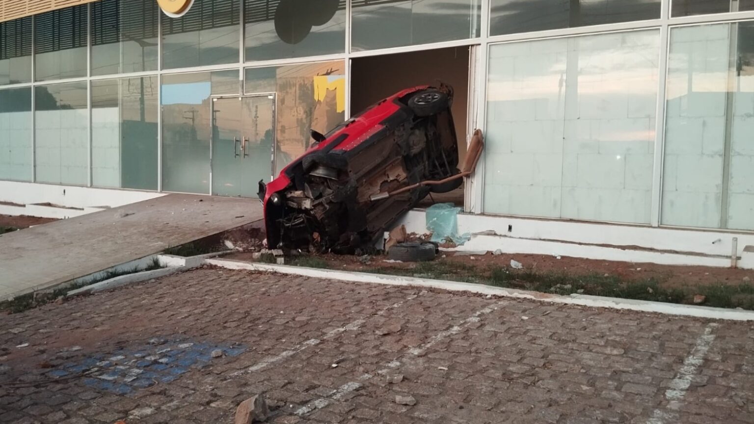 Acidente em Juazeiro do Norte: Jipe Colide com Motocicleta e Invade Escola