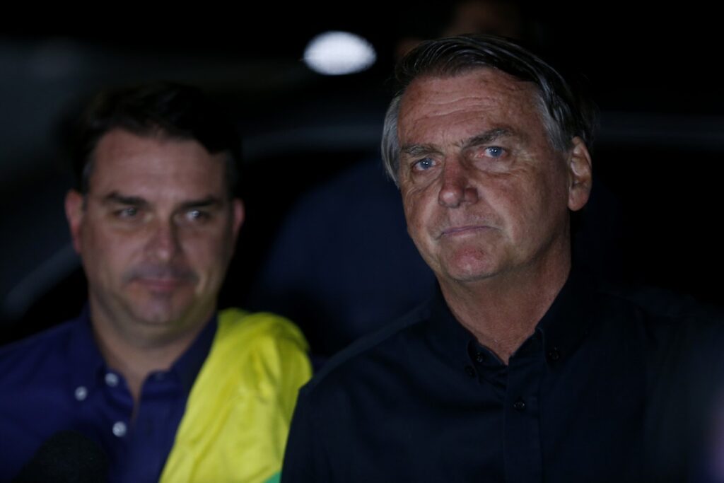 Bolsonaro Indica Flávio como Candidato à Presidência: 'Decisão Consciente e Legítima'