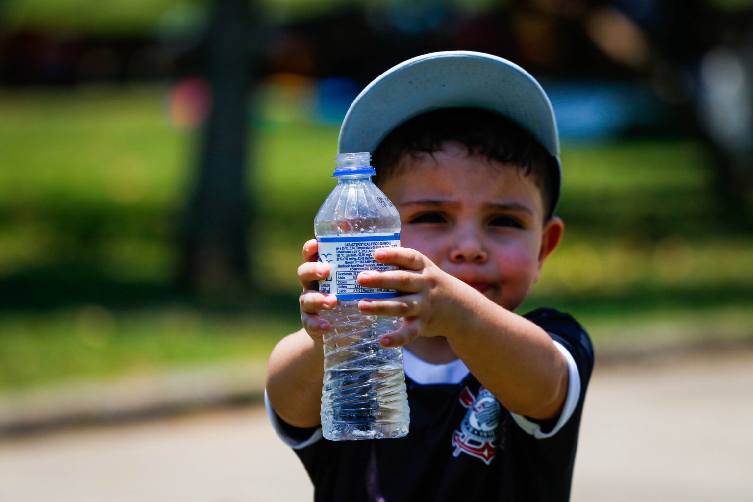 Desidratação no Calor: Como a Urina Pode Indicar Necessidade de Hidratação e Grupos de Risco