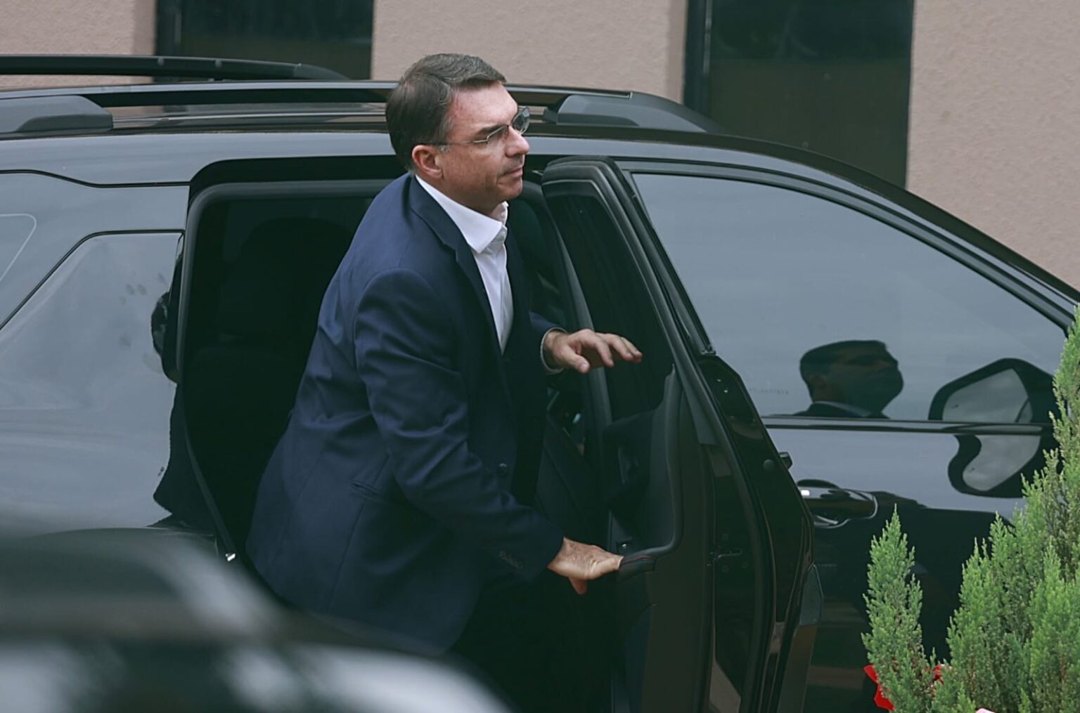 Flávio Bolsonaro Inicia sua Trajetória Internacional como Pré-Candidato à Presidência em Israel