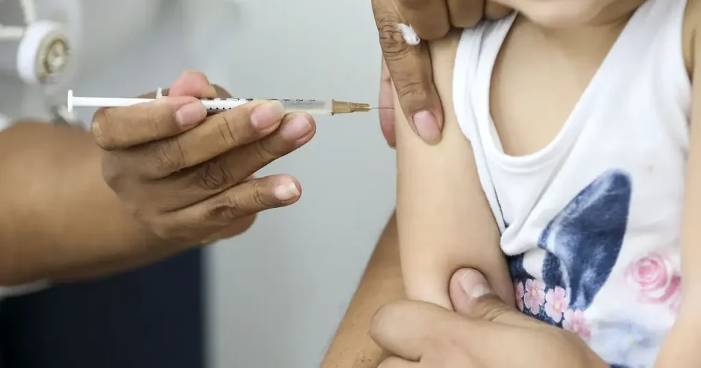 Vacinação em Maceió: Mãe Denuncia Agulha Deixada na Perna de Bebê