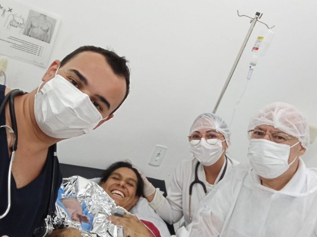 Bebê é nomeado após médico que o ajudou a nascer em Blumenau: 'Vi o carinho nos olhos dele'