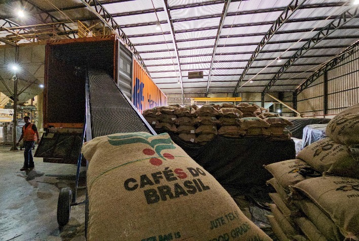 Crise Logística nos Portos Brasileiros: Prejuízo de R$ 66,1 Milhões aos Exportadores de Café em 2025 Crise Logística nos Portos Brasileiros: Prejuízo de R$ 66,1 Milhões aos Exportadores de Café em 2025