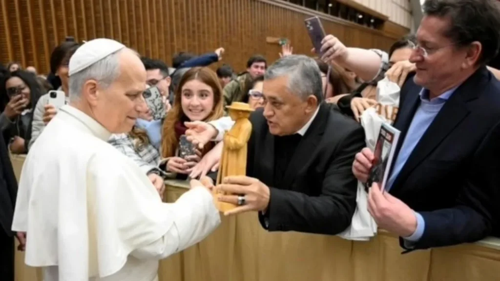 José Guimarães Entrega Imagem ao Papa e Solicita Beatificação de Padre Cícero