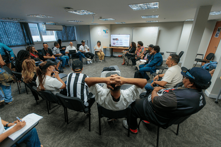 MinC e Movimento Hip-Hop: Construindo Espaços de Participação Social MinC e Movimento Hip-Hop: Construindo Espaços de Participação Social