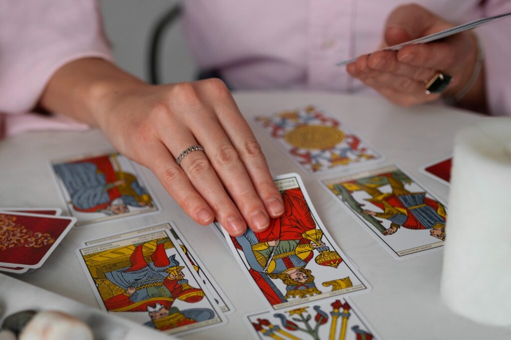 Previsões do Tarot para Janeiro de 2026: Amor, Trabalho, Família e Saúde