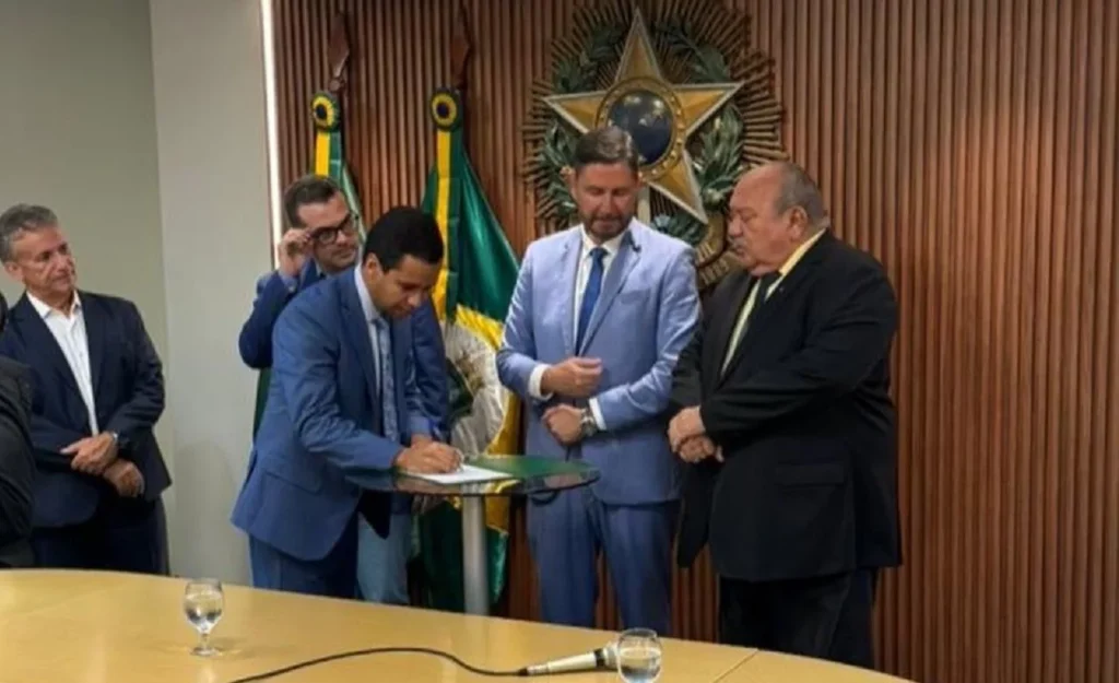 Convênio para Escola do Legislativo é Assinado em Juazeiro do Norte por Felipe Vasques