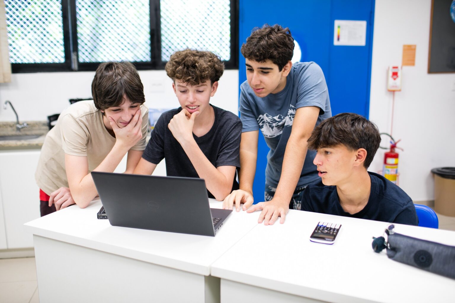 Regulamentação da IA na Educação Proíbe Correção de Questões Dissertativas Sem Professor