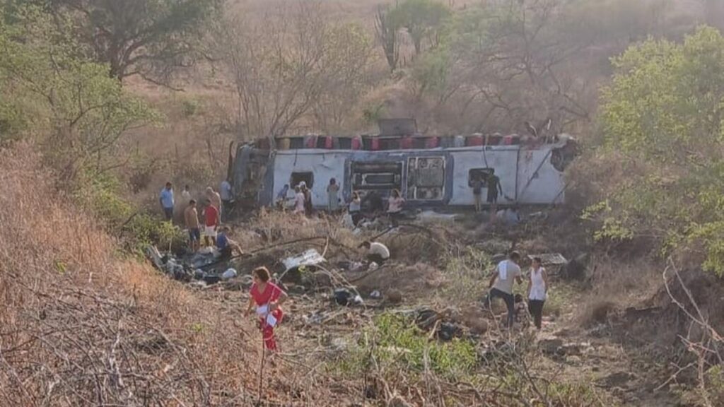 Tragédia em Alagoas: Acidente com ônibus de romeiros resulta em 15 mortes Tragédia em Alagoas: Acidente com ônibus de romeiros resulta em 15 mortes