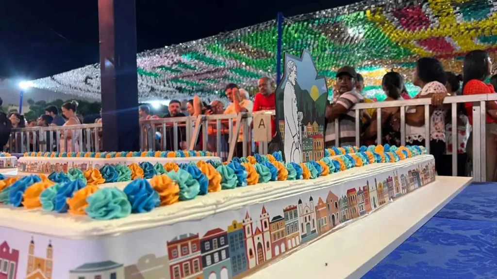 Celebração dos 182 Anos de Padre Cícero em Juazeiro com Bolo Gigante e Paulo Vieira