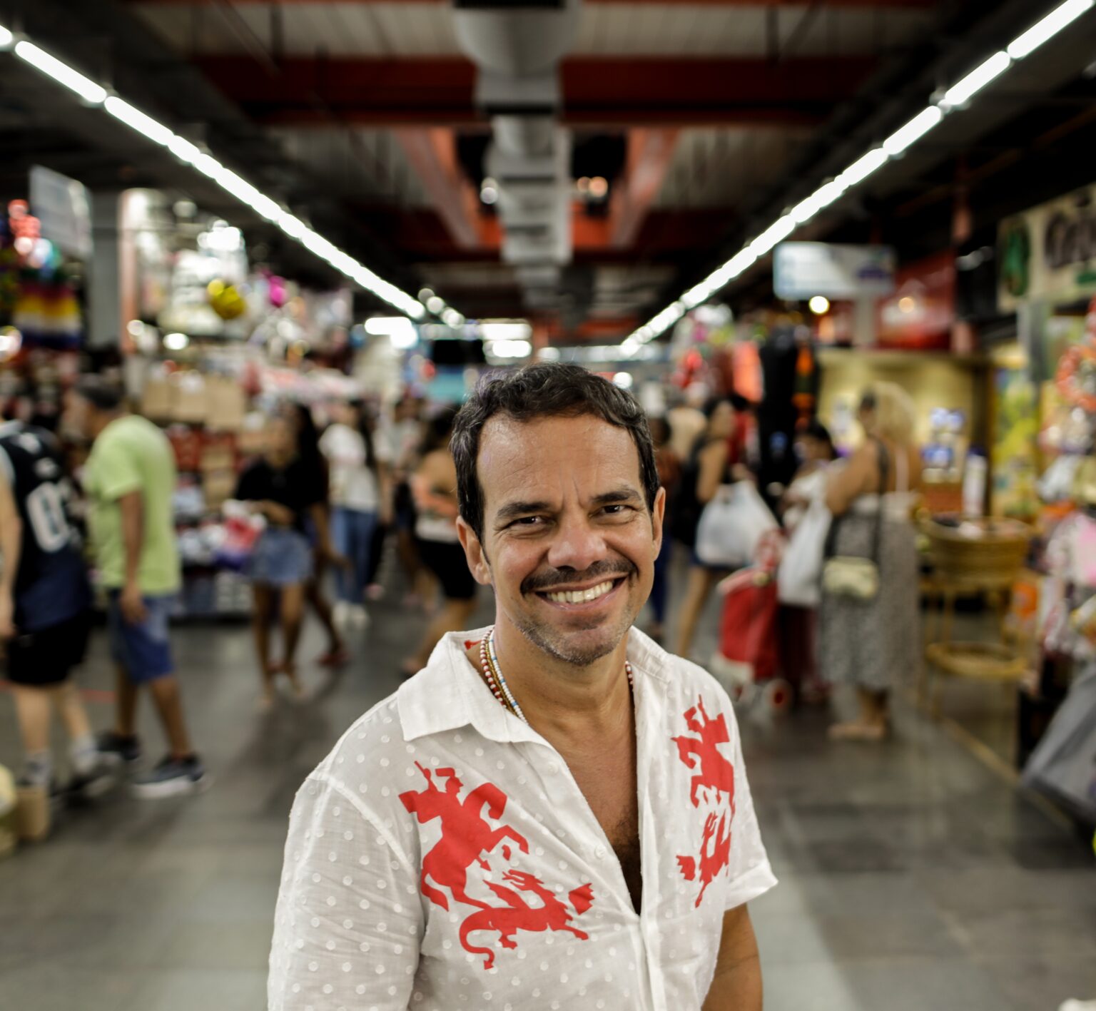 Crítica: ‘Gentinha’ de Marcelo Moutinho Revela o Cotidiano Carioca com Lirismo e Humor Crítica: 'Gentinha' de Marcelo Moutinho Revela o Cotidiano Carioca com Lirismo e Humor