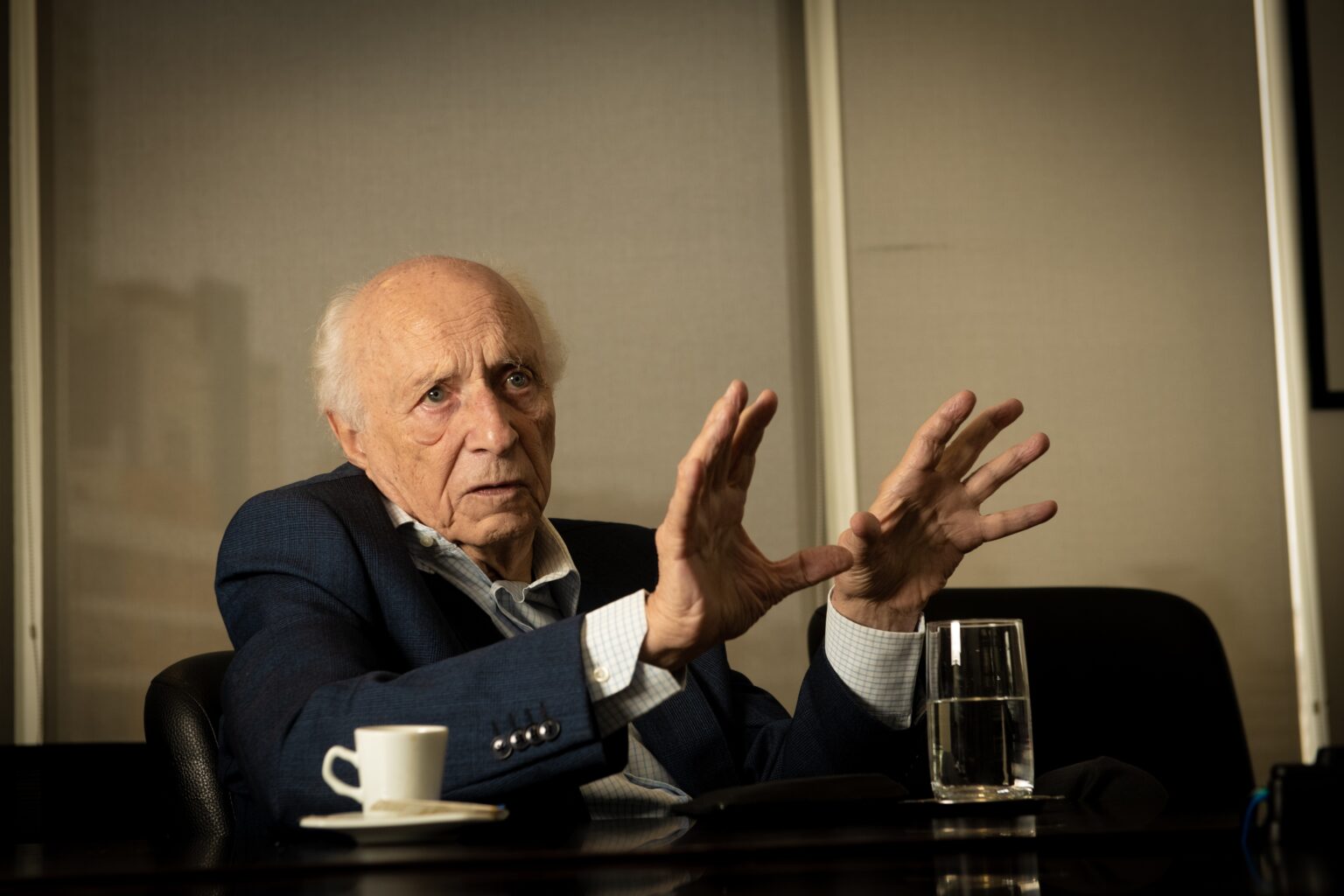 Desafios da Hegemonia Americana: A Queda em Educação, Inovação e Energia