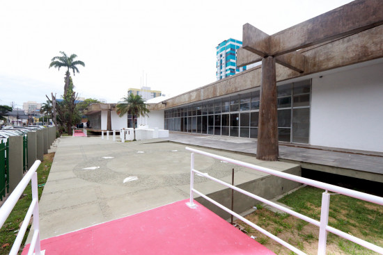 Desafios do Assistente Social na Educação: Perspectivas e Práticas Reveladas em Palestra Desafios do Assistente Social na Educação: Perspectivas e Práticas Reveladas em Palestra