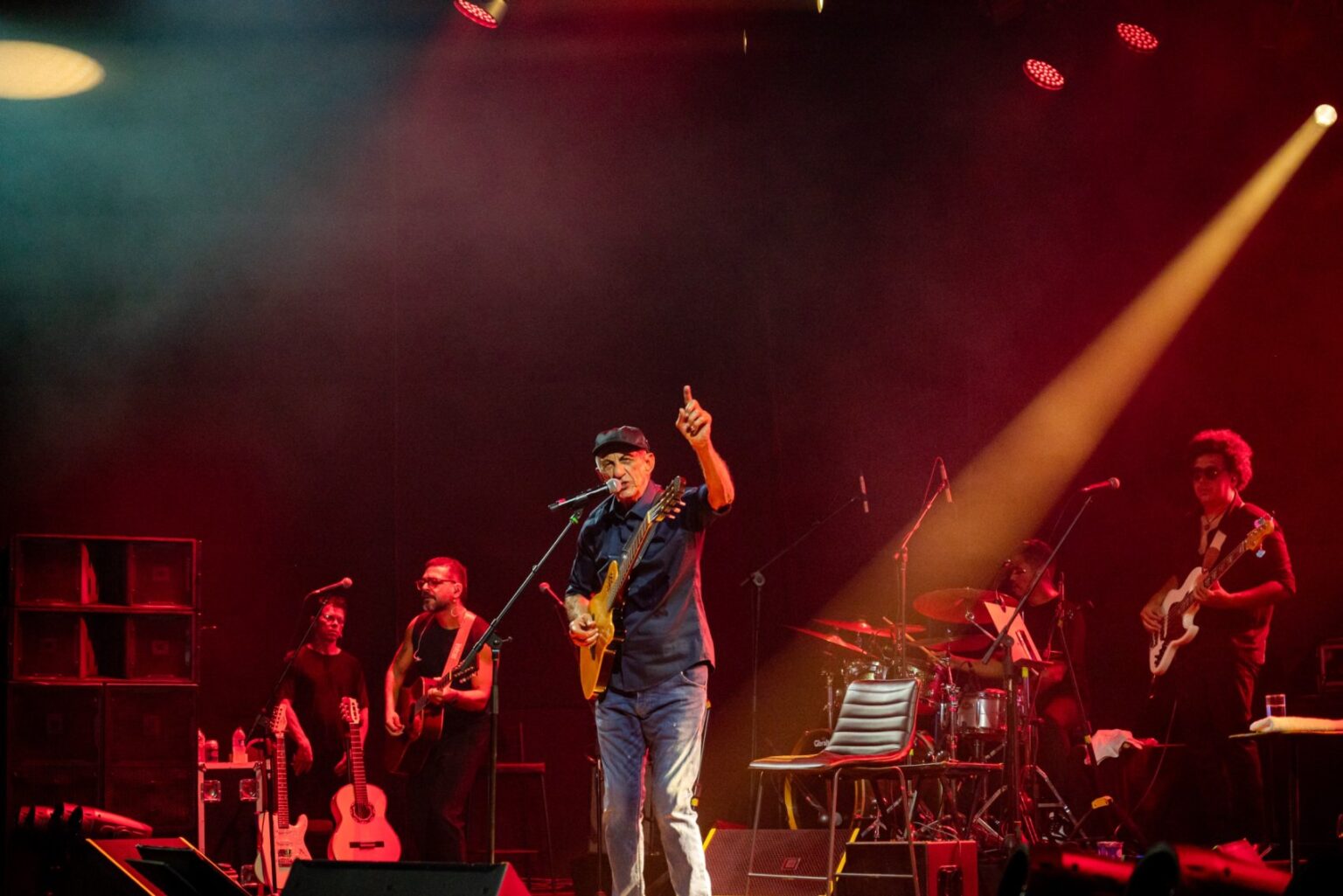 Fagner Encanta o Público e Fecha a Feira da Indústria em Grande Estilo