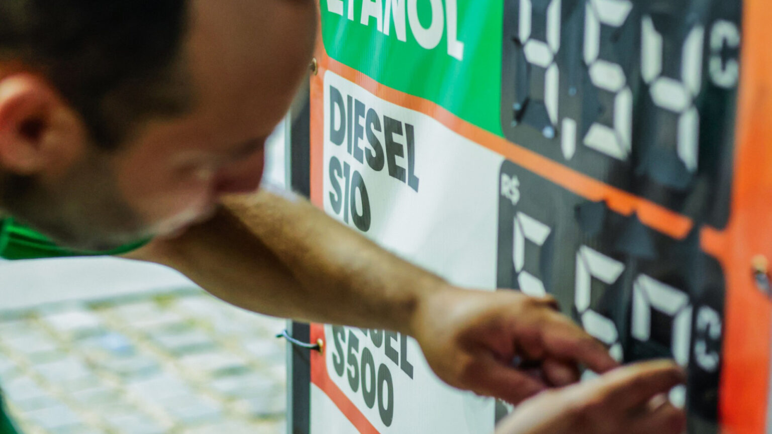 Gasolina em Fortaleza: Preço médio salta 7,21%, a 5ª mais cara do Nordeste