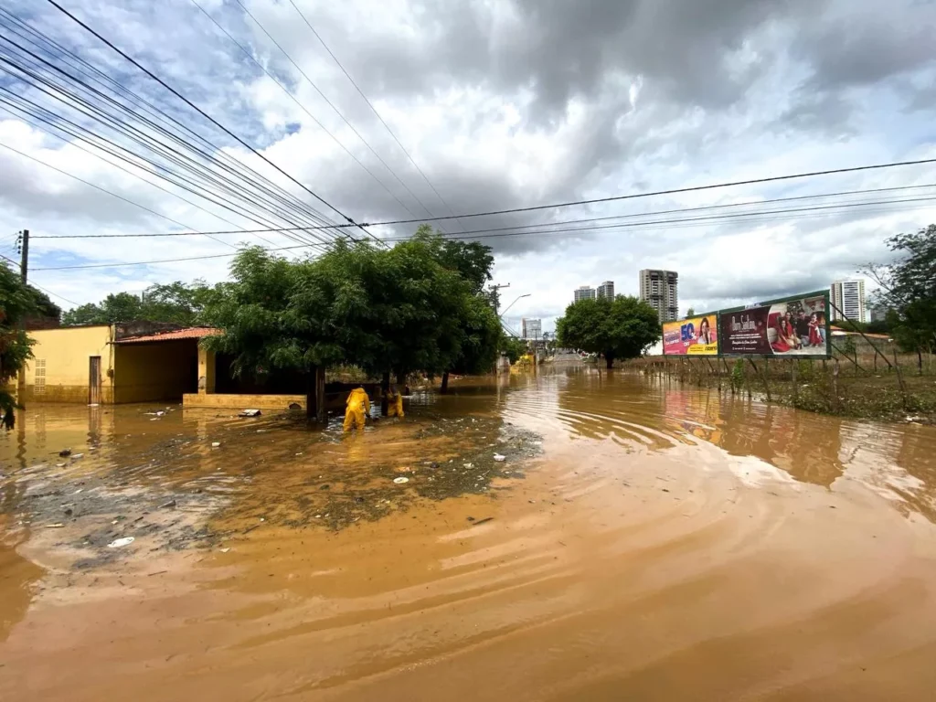 Juazeiro do Norte: Crescimento e os Desafios da Drenagem e Esgotamento Sanitário Juazeiro do Norte: Crescimento e os Desafios da Drenagem e Esgotamento Sanitário