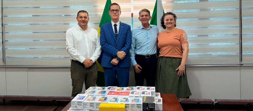 Receita Federal Entrega Celulares para Fortalecer a Educação Municipal em Foz do Iguaçu Receita Federal Entrega Celulares para Fortalecer a Educação Municipal em Foz do Iguaçu