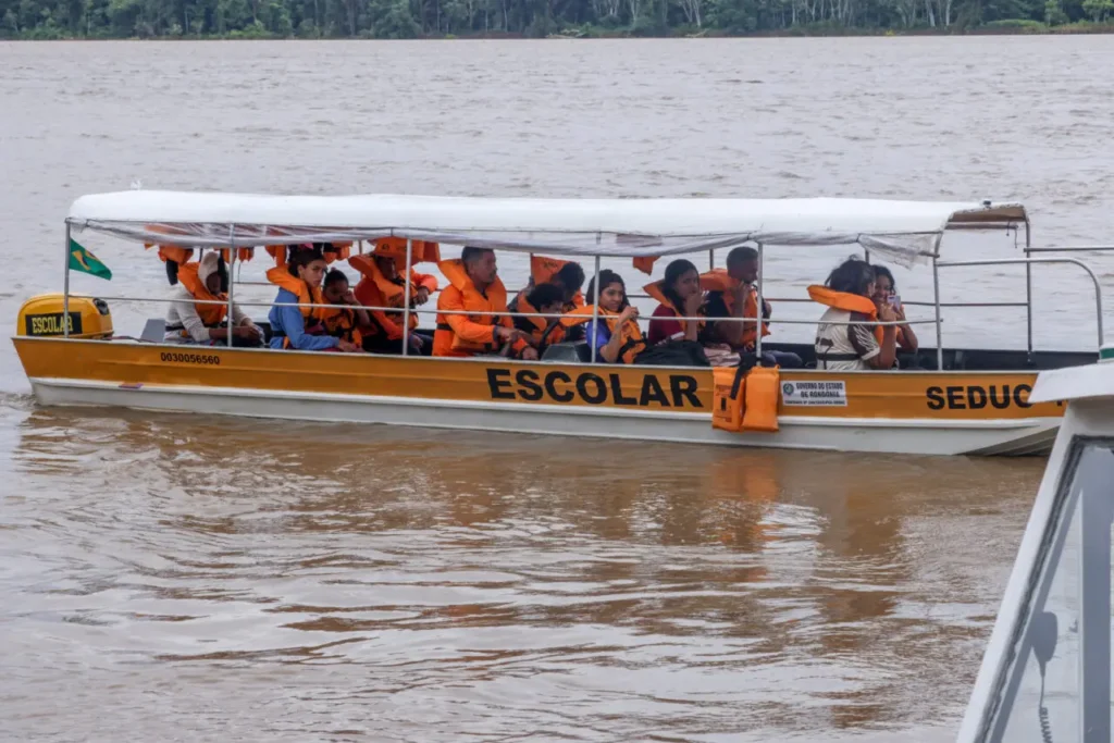 Transporte Escolar Fluvial: A Chave para a Educação em Comunidades Ribeirinhas
