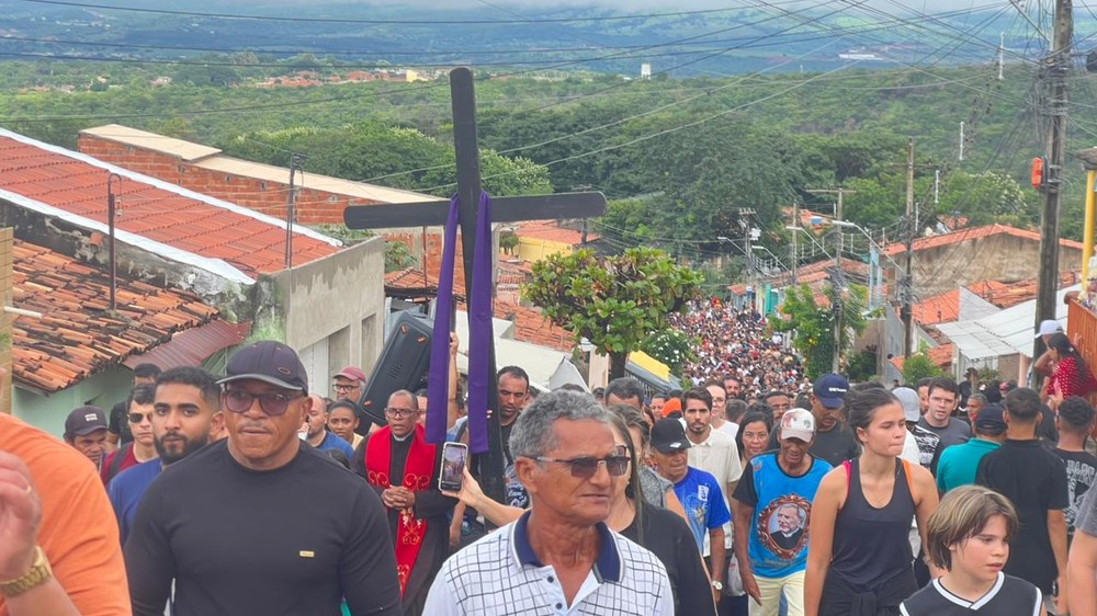 Cerca de 100 mil Fiéis Celebram Tradição na Sexta-feira da Paixão em Juazeiro do Norte Cerca de 100 mil Fiéis Celebram Tradição na Sexta-feira da Paixão em Juazeiro do Norte
