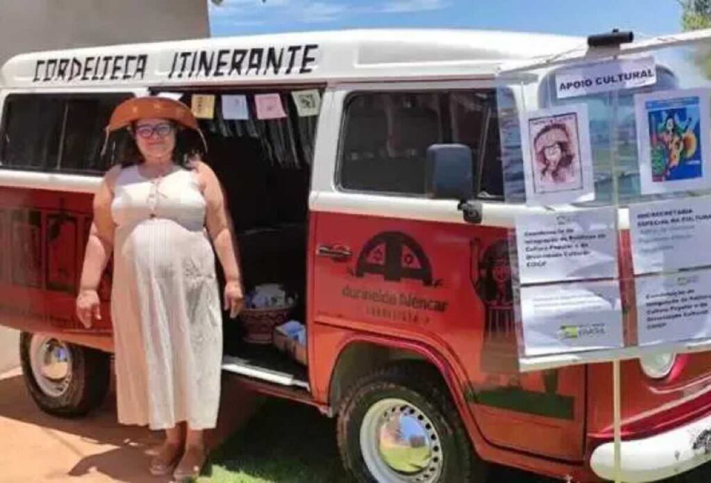 Cordelista Aurineide Alencar Agradece Padre Cícero em Viagem ao XIV Festival Vamos Fazer Poesia