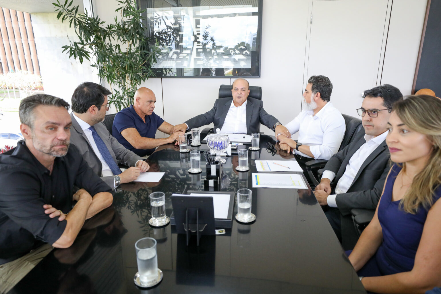 Governador Ibaneis Rocha autoriza nomeação de 1.154 profissionais de saúde para o DF