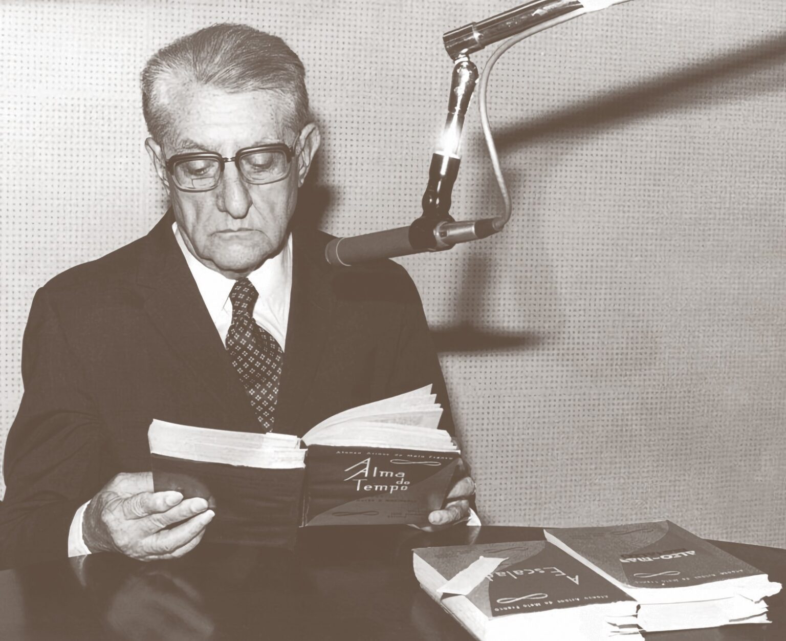 Legado de Afonso Arinos: Autor da Primeira Lei Antirracista e Pioneiro da Política Externa Independente Legado de Afonso Arinos: Autor da Primeira Lei Antirracista e Pioneiro da Política Externa Independe