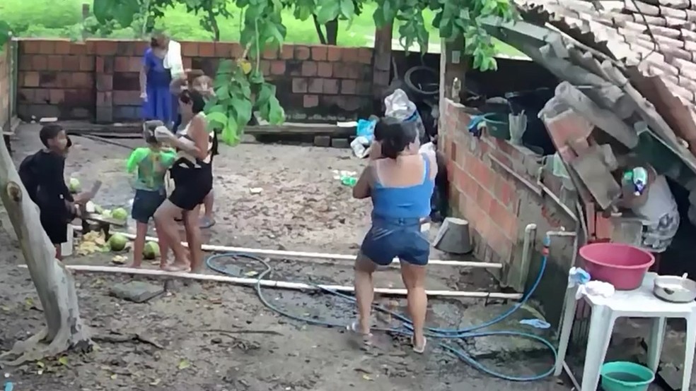 Telhado Desaba em Granja: Herói Salva Crianças Durante Acidente Telhado Desaba em Granja: Herói Salva Crianças Durante Acidente