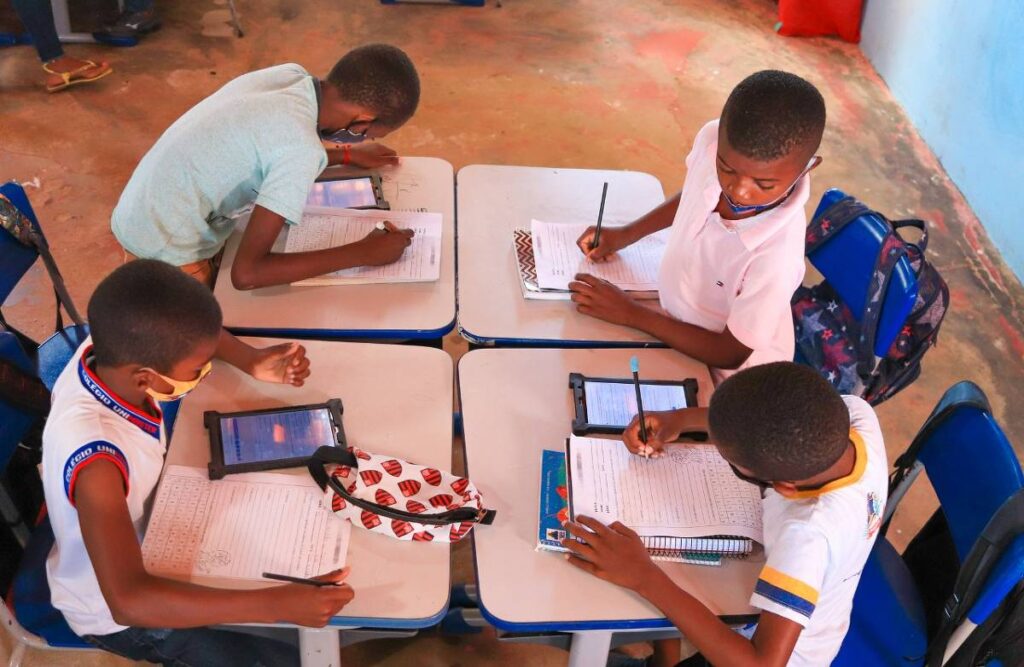 Brasil Atinge 72% de Escolas Conectadas, Mas Desigualdades Persistem nas Regiões