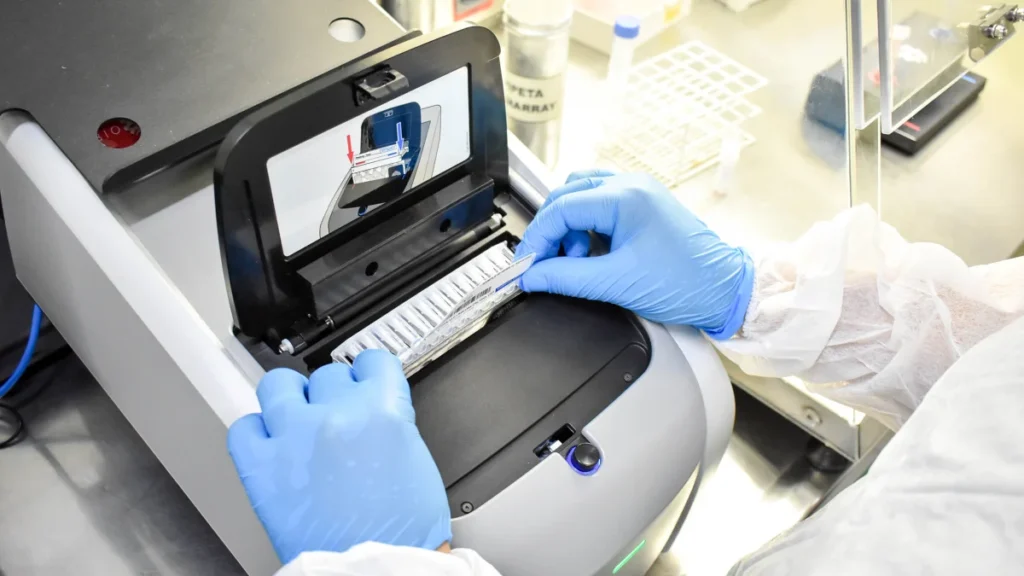 Tecnologia e Vigilância: 5 Laboratórios do Ceará que Revolucionam o Diagnóstico Regional