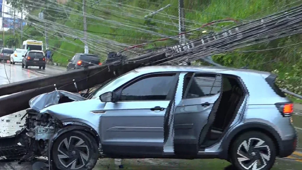 Acidente na Avenida Leste-Oeste em Maceió causa lentidão no trânsito após carro atingir poste Acidente na Avenida Leste-Oeste em Maceió causa lentidão no trânsito após carro atingir poste
