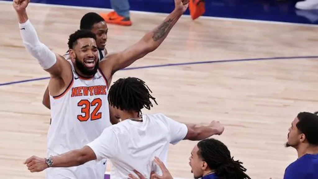 Knicks fazem virada histórica e vencem Spurs por 3 a 1 nas finais da NBA Knicks fazem virada histórica e vencem Spurs por 3 a 1 nas finais da NBA