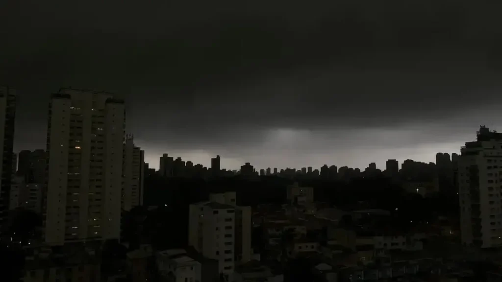 Alerta Vermelho de Tempestade atinge 549 cidades do Sul com riscos graves para o cotidiano